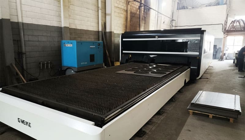 Corte a laser industrial em chapas metálicas