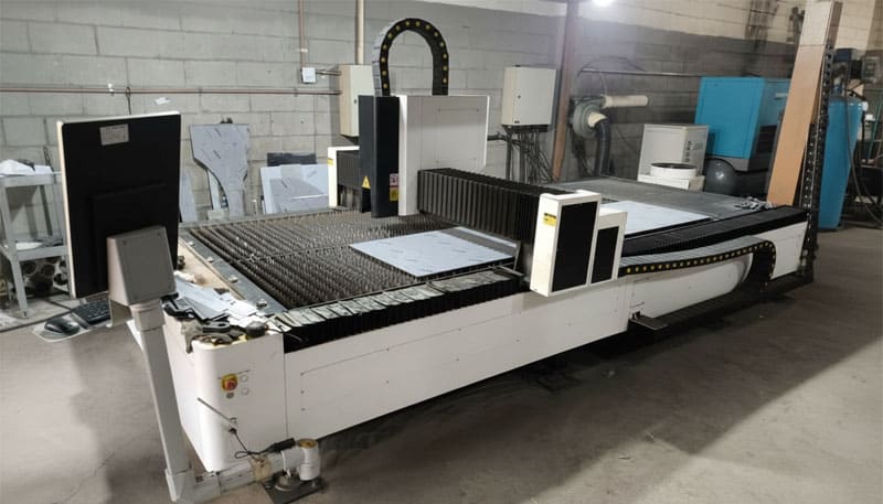 Corte a laser industrial em chapas metálicas