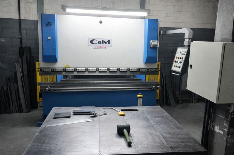 dobra industrial de peças metálicas sob medida